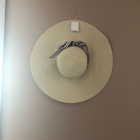 Straw Beach Hat - Picture 2 of 4